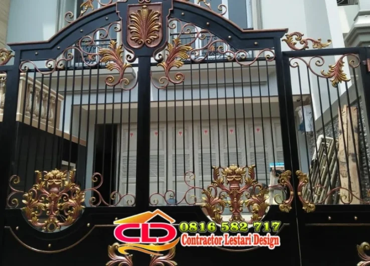 Model pagar besi tempa hitam dengan bilah vertikal dan ornamen emas tembaga bermotif vas dan sulur daun