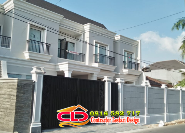 Pintu gerbang pagar besi tempa minimalis modern warna hitam pada rumah dua lantai bergaya klasik putih