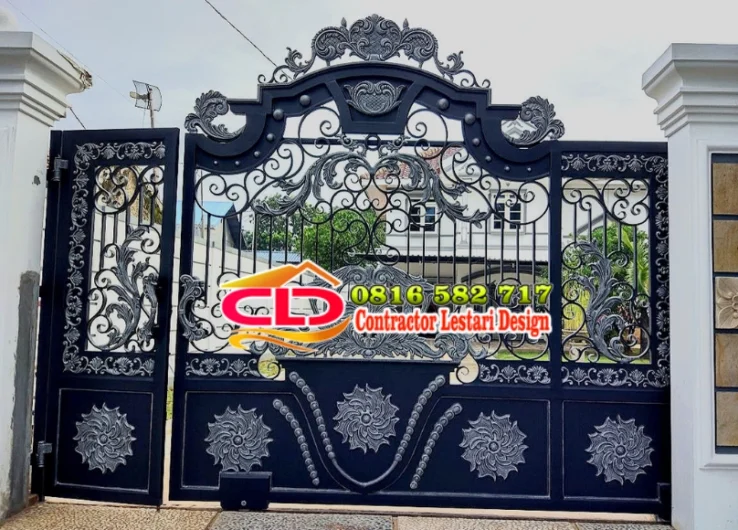 Pintu pagar besi tempa klasik warna hitam dengan ornamen sulur daun dan mahkota di bagian atas