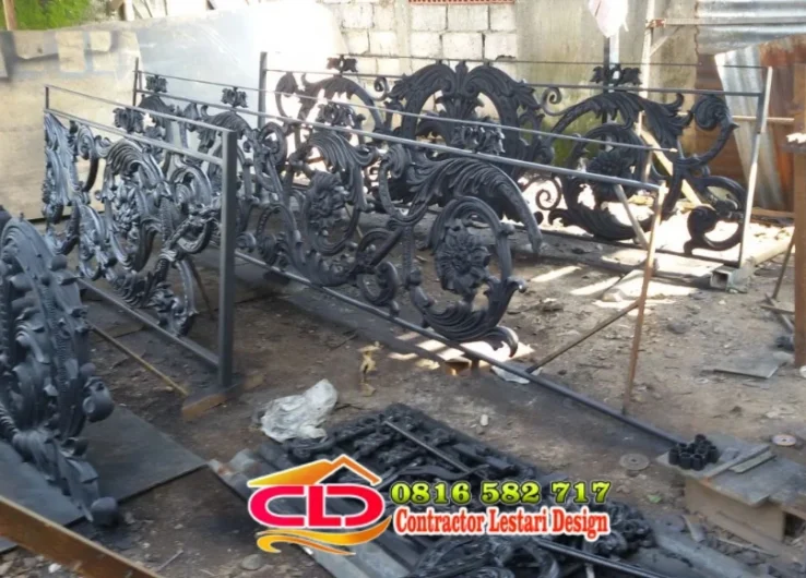 Proses produksi panel pagar besi tempa berornamen sulur hitam untuk rumah mewah di workshop